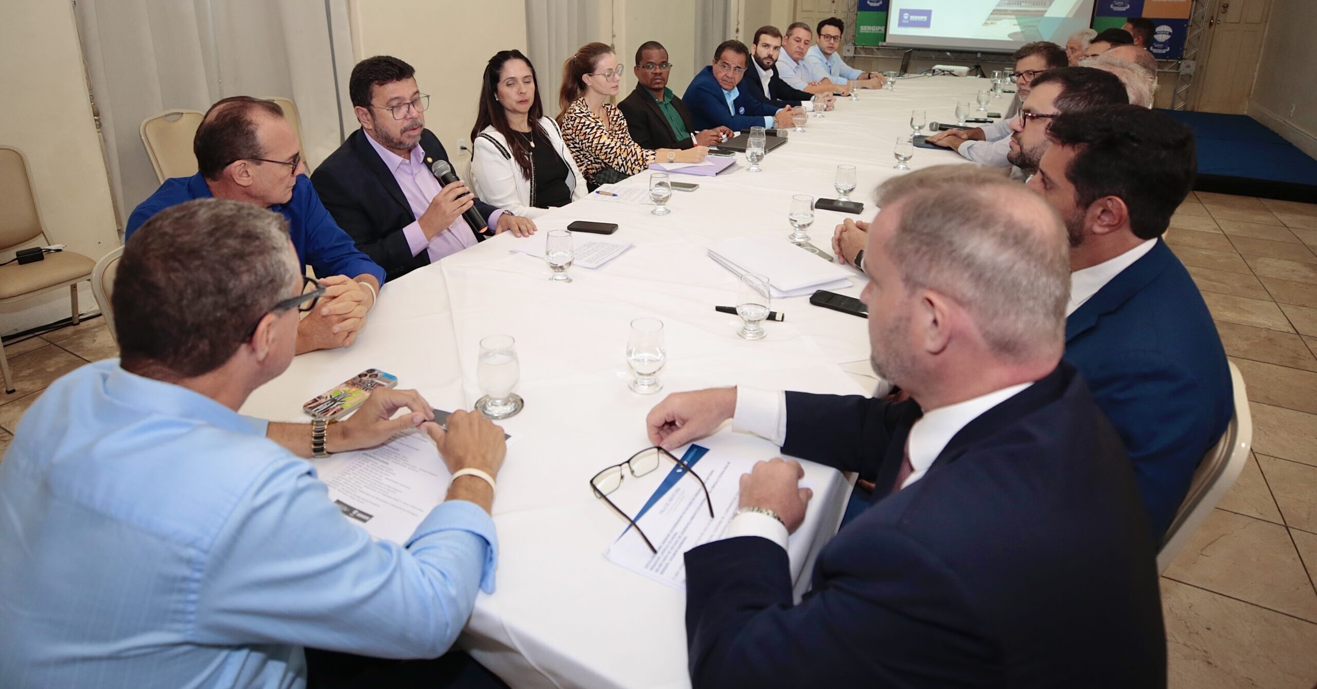 Fábio Mitidieri se reúne com equipe da FGV Energia para discutir Plano Estadual de Transição Energética